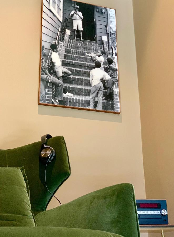 Portobay Flores Extérieur photo The 1967 photo of the Beatles on the cover of Sgt. Pepper's Lonely Hearts Club Band