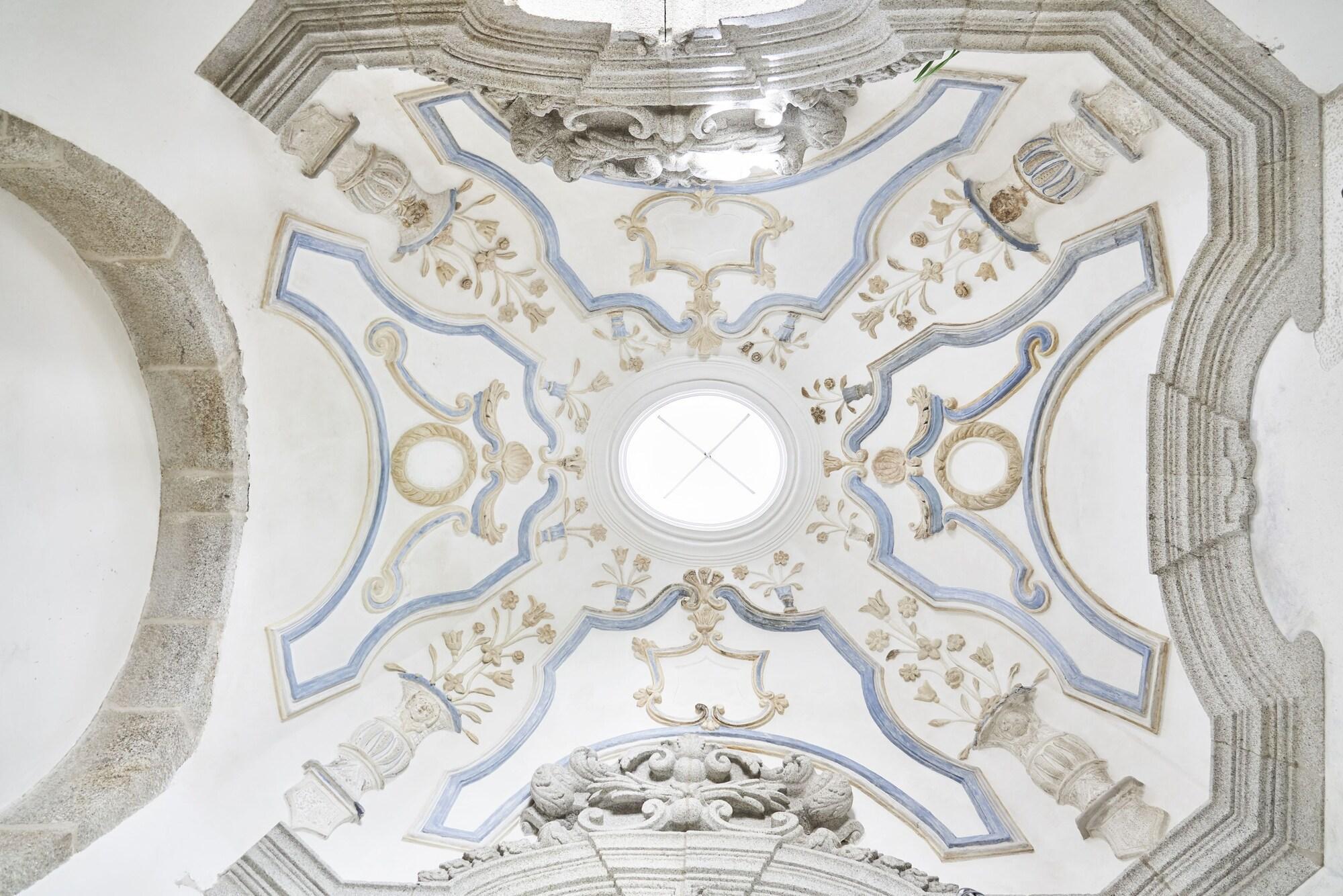 Portobay Flores Extérieur photo The ceiling of the nave