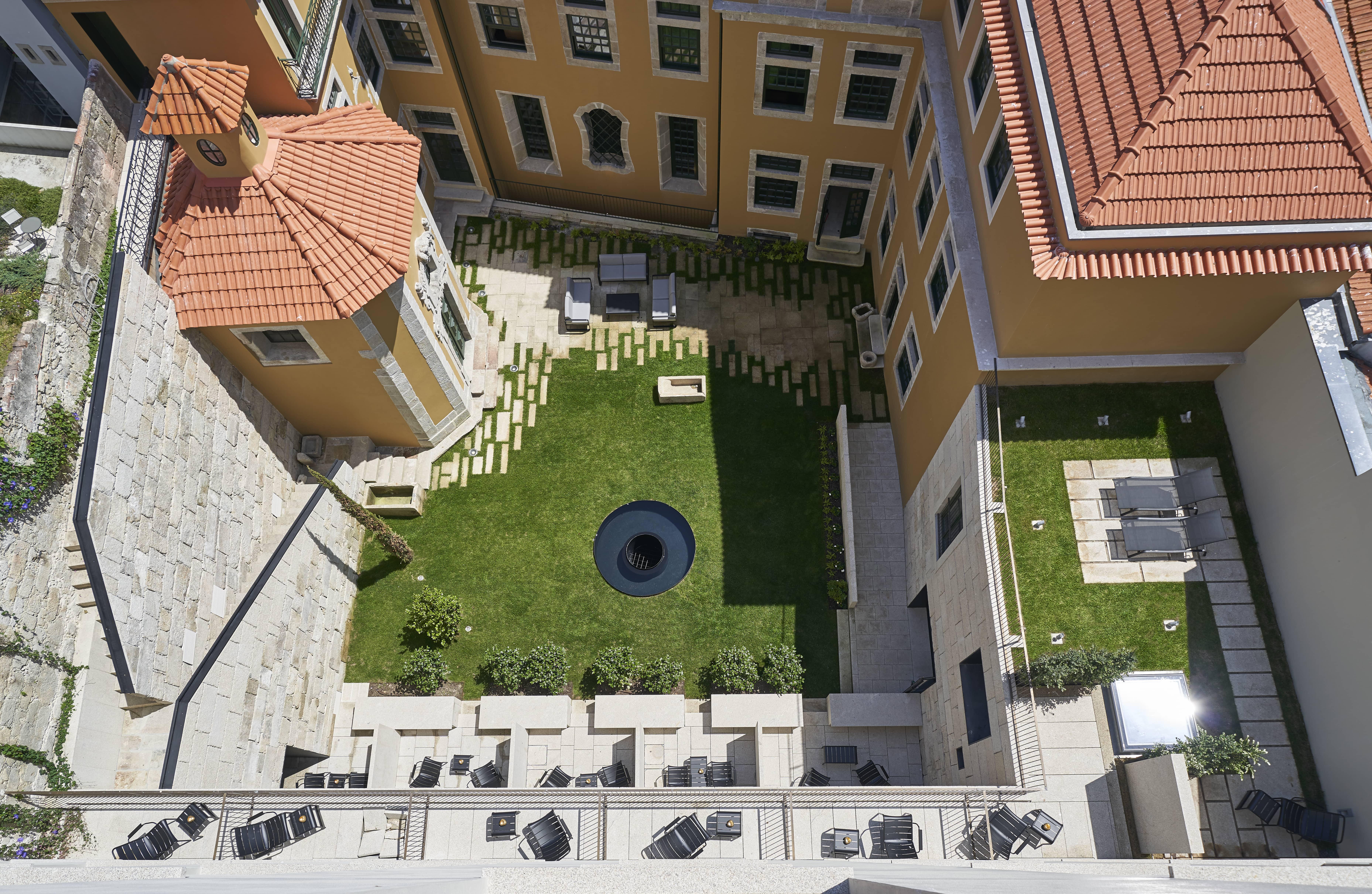 Portobay Flores Extérieur photo The courtyard of the hotel