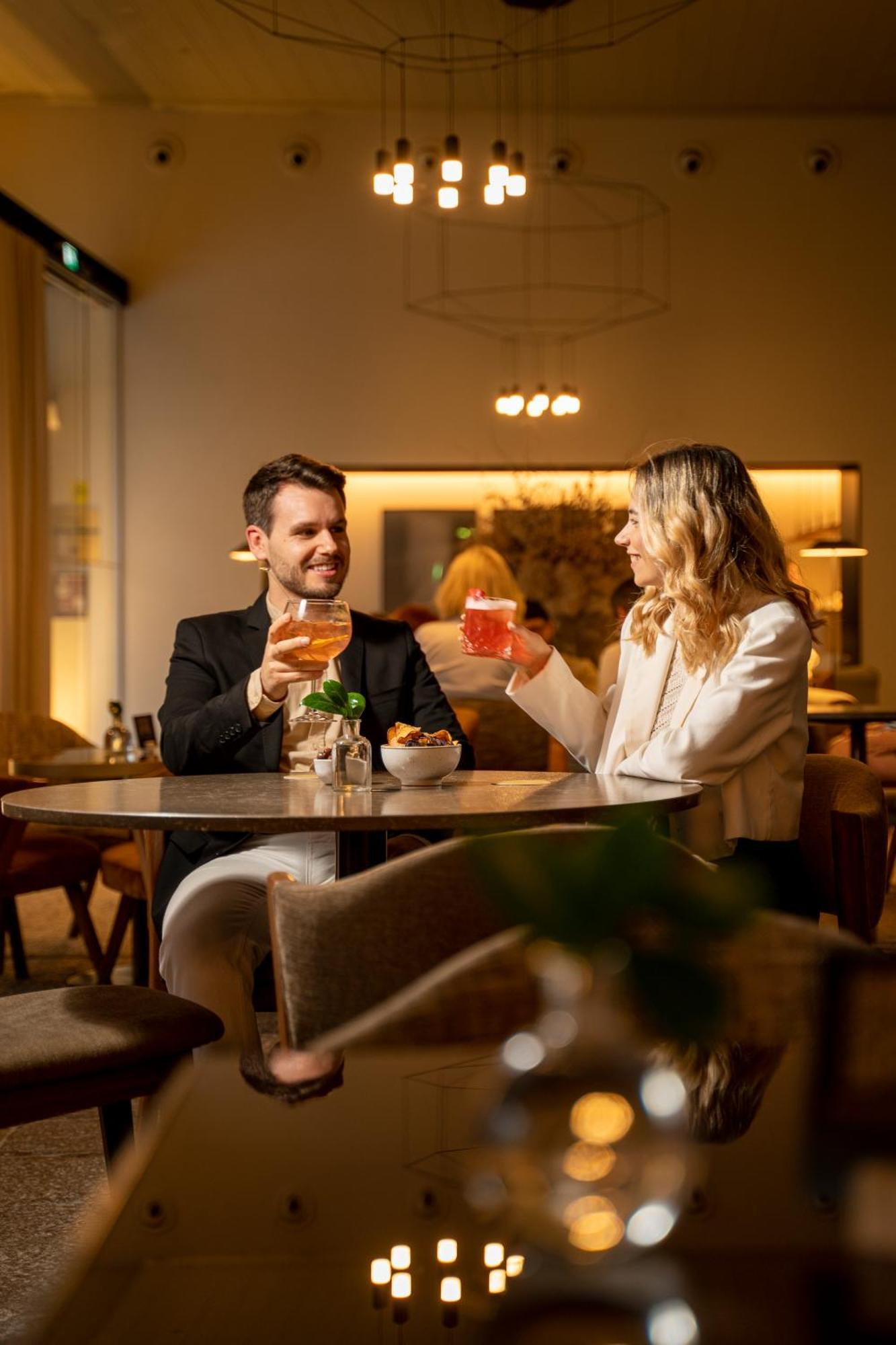 Portobay Flores Extérieur photo A couple drinking cocktails