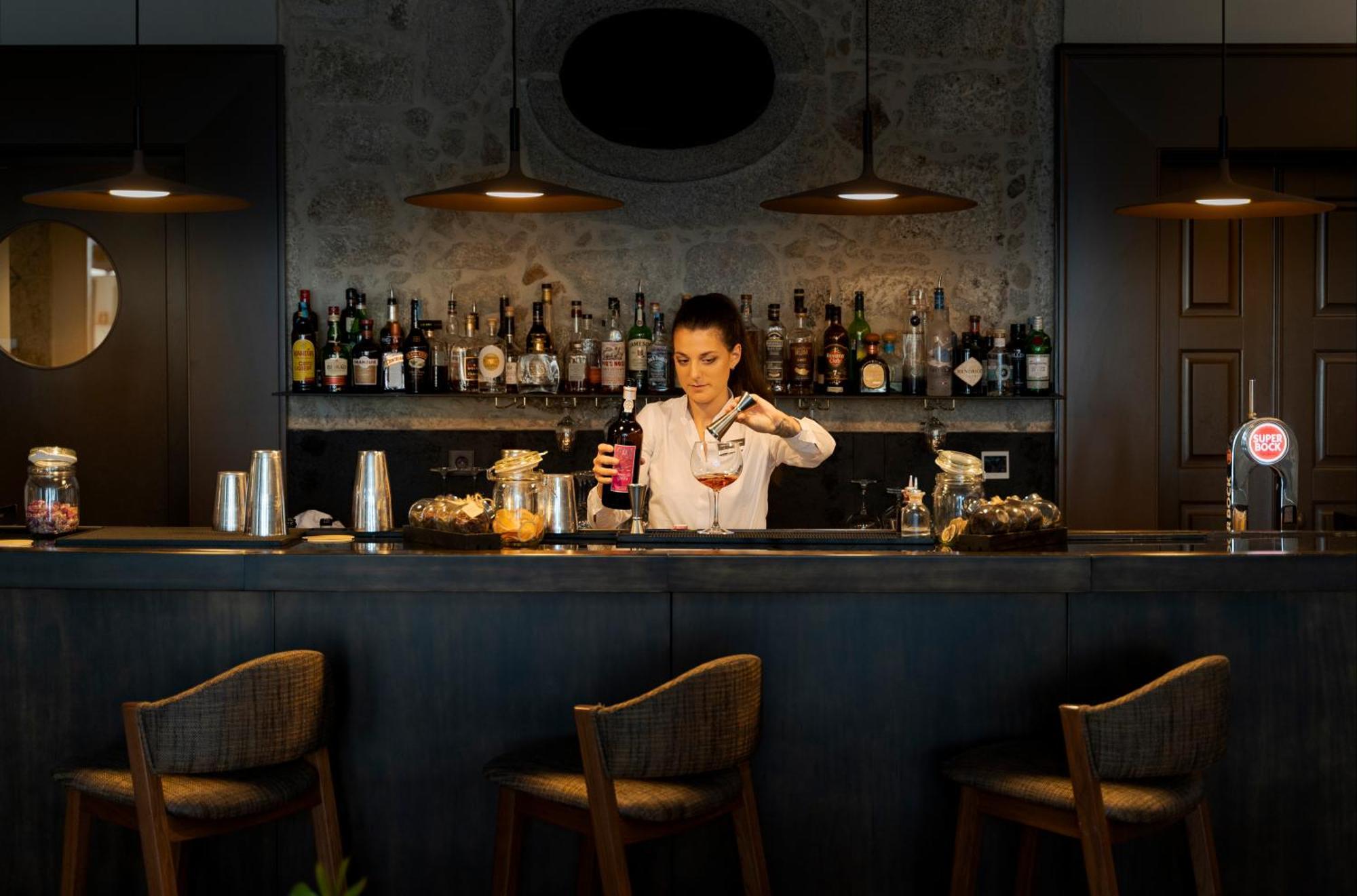 Portobay Flores Extérieur photo The bar at the British Airways Galleries First Lounge at London Heathrow Airport