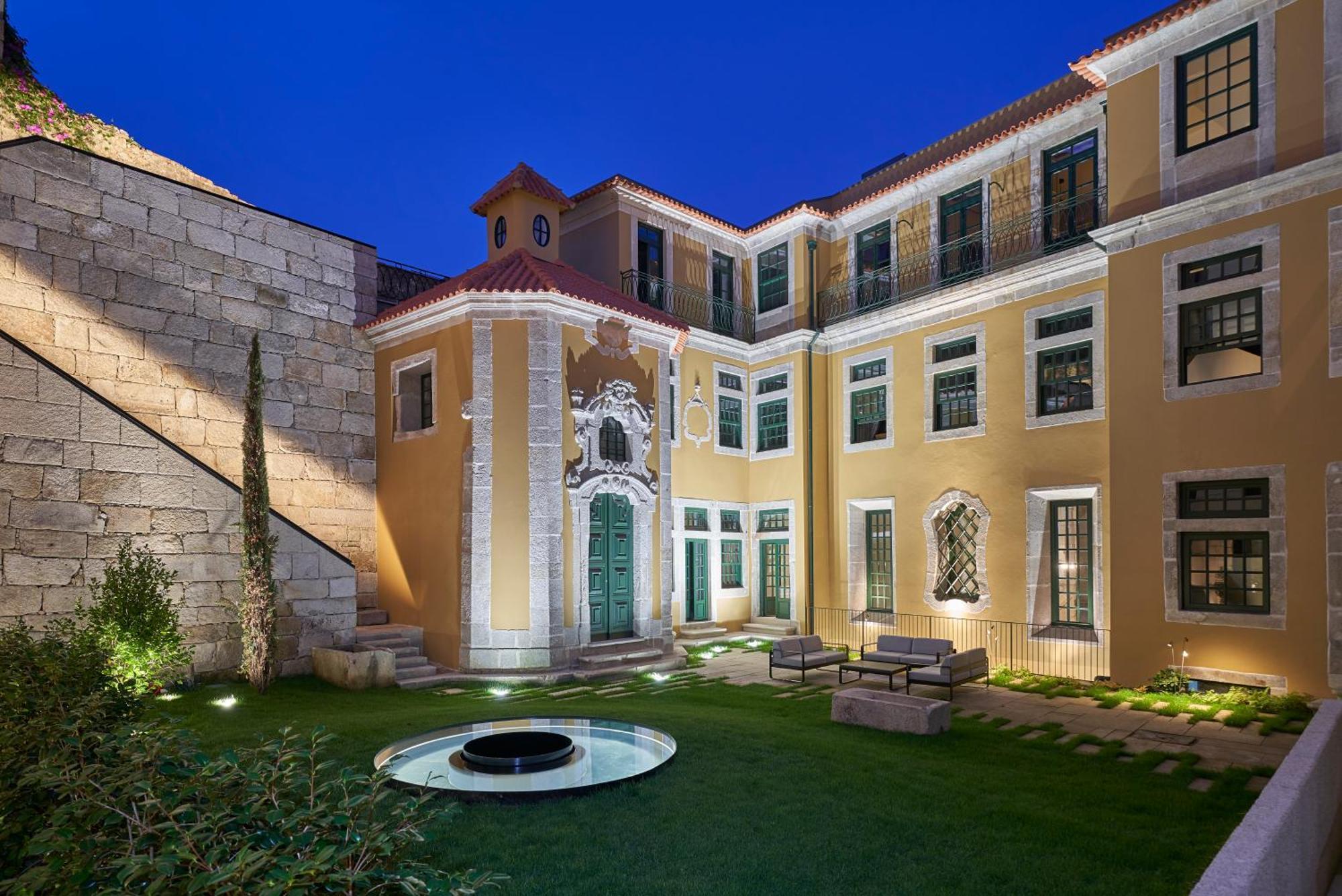 Portobay Flores Extérieur photo The courtyard of the palace