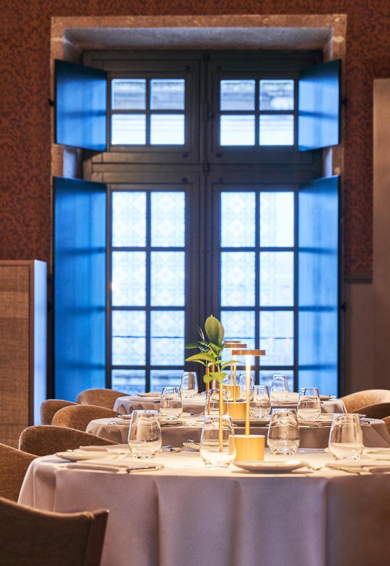 Portobay Flores Extérieur photo The interior of the restaurant